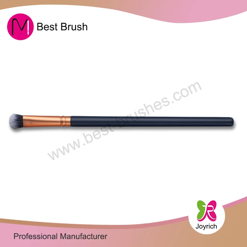 Apakah sikat makeup eyeshadow oval mudah dibersihkan dan dipelihara?